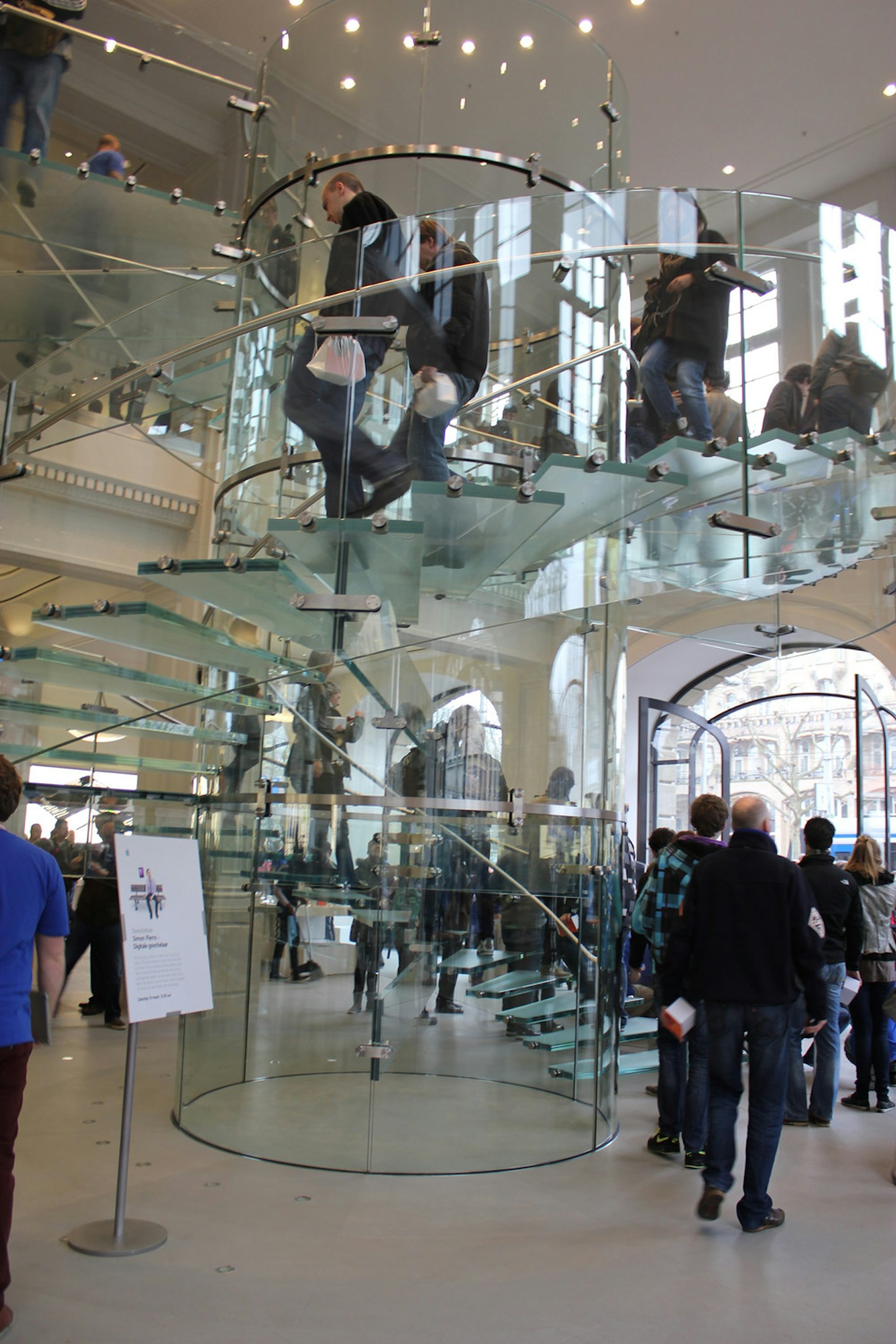 VIDEO: Inside the Apple Store Amsterdam
