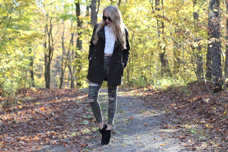 fall outfit ripped camo jeans