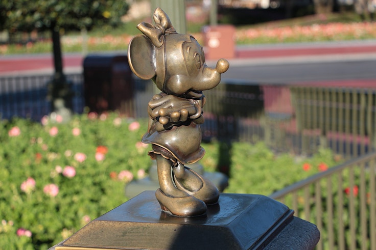 minnie mouse bronze statue
