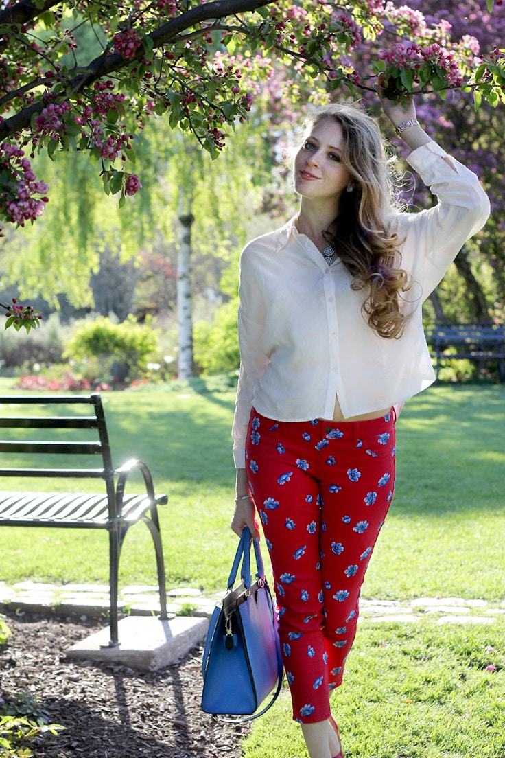 red abercrombie pants white blouse