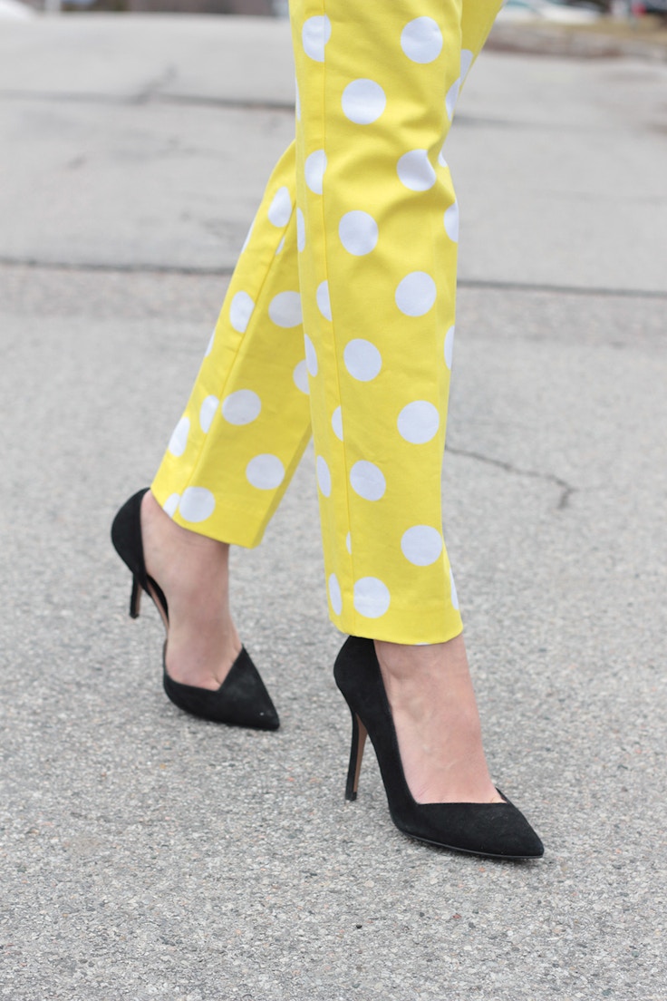 yellow polka dot pants black pumps