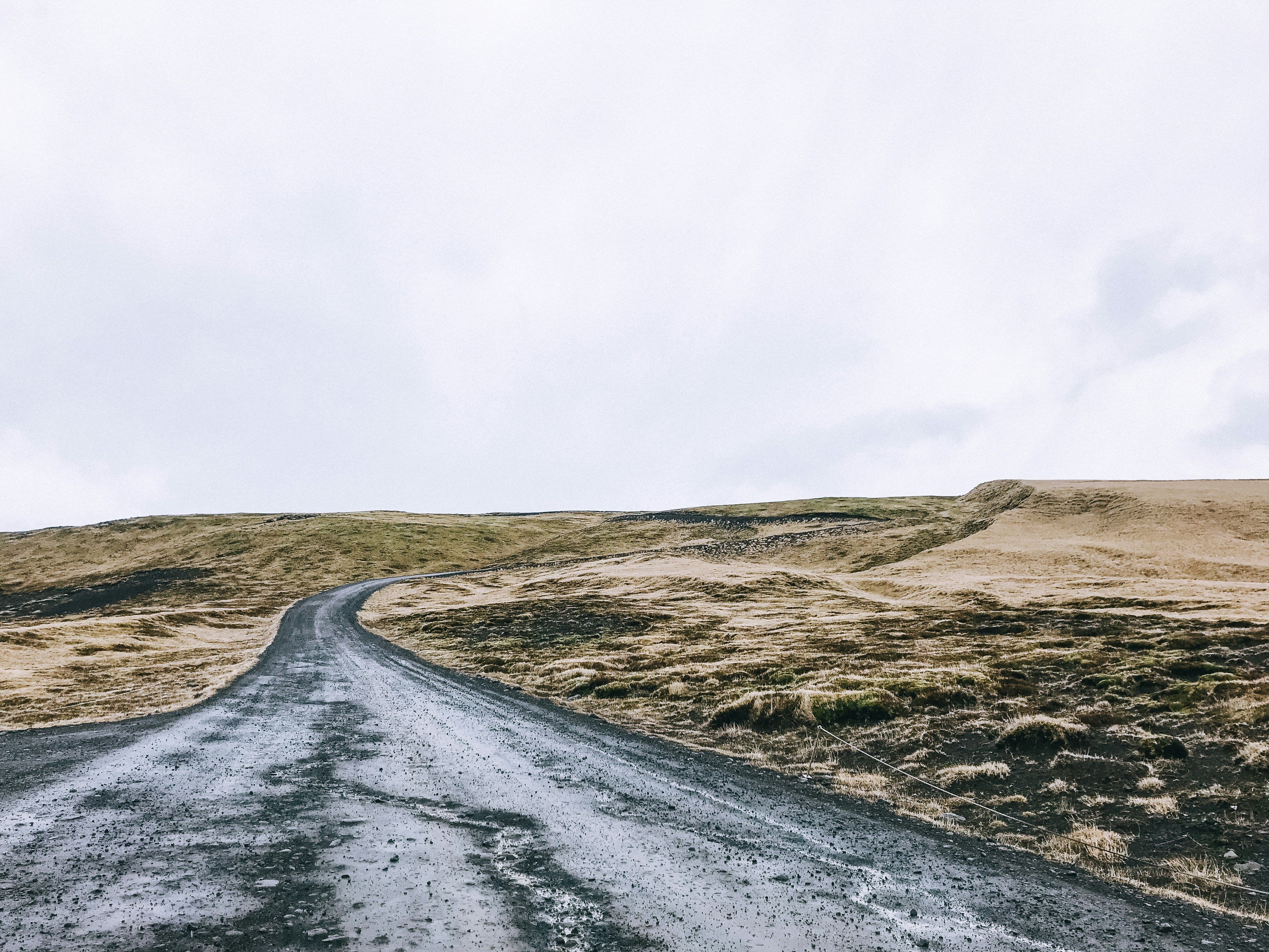 Navigating roads in Iceland in March: what to know and tips for driving in Iceland.