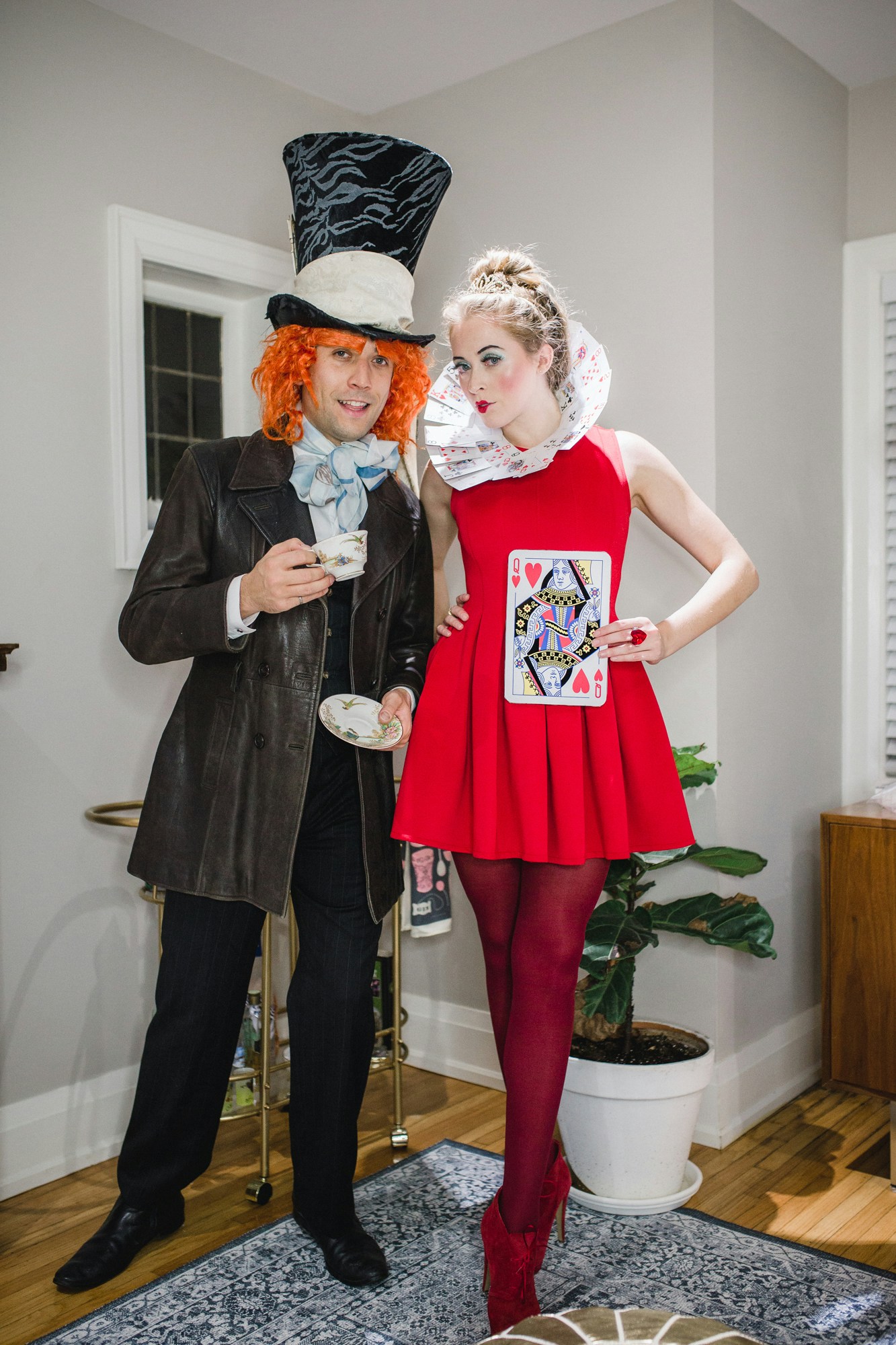 Alice in Wonderland couples halloween costume - DIY Mad Hatter and Queen of Hearts costume idea