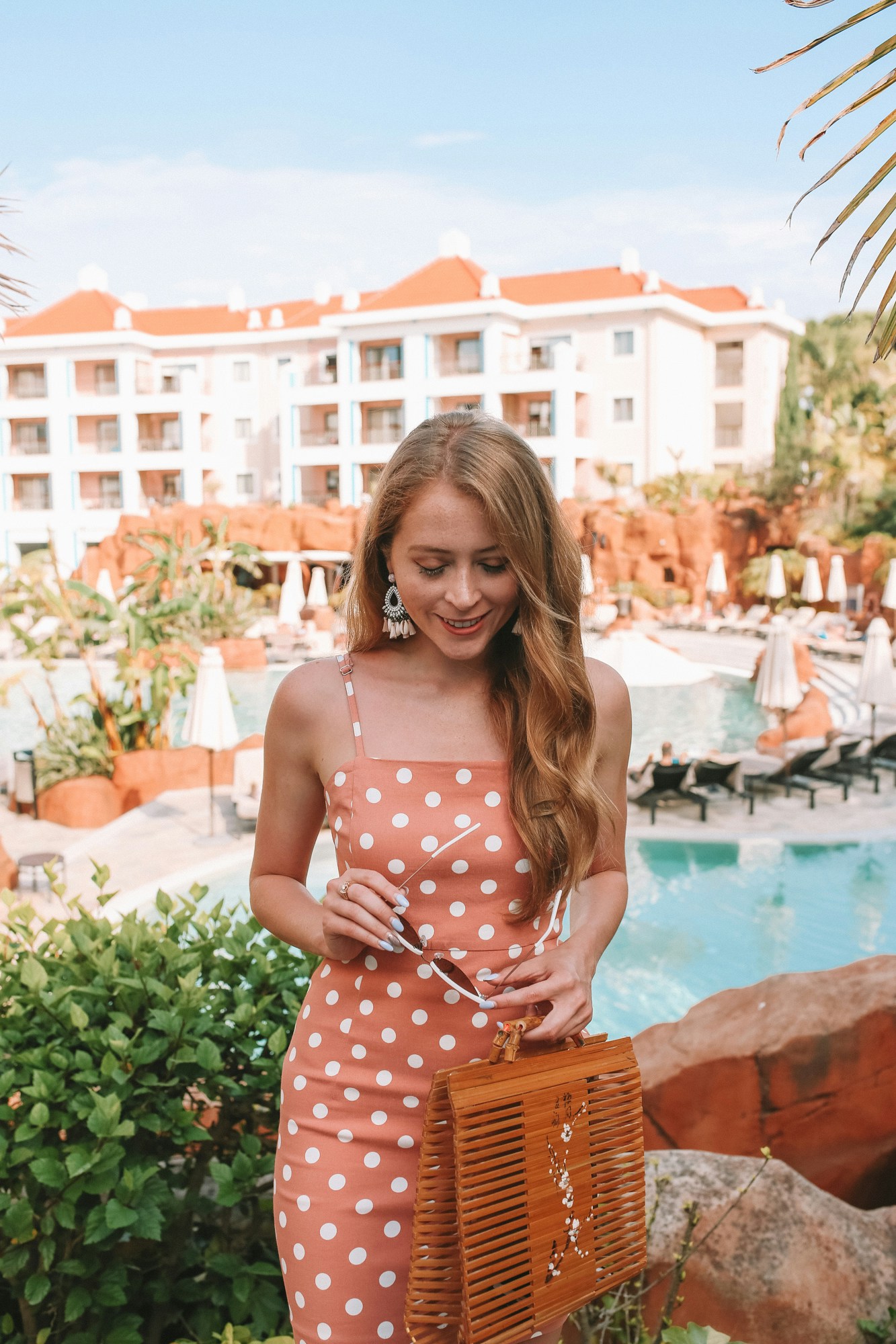 On my Portugal vacation I wore a polka dot dress from Forever 21, Baublebar earrings, a vintage Japanese picnic bag and white cat eye sunglasses from Mango