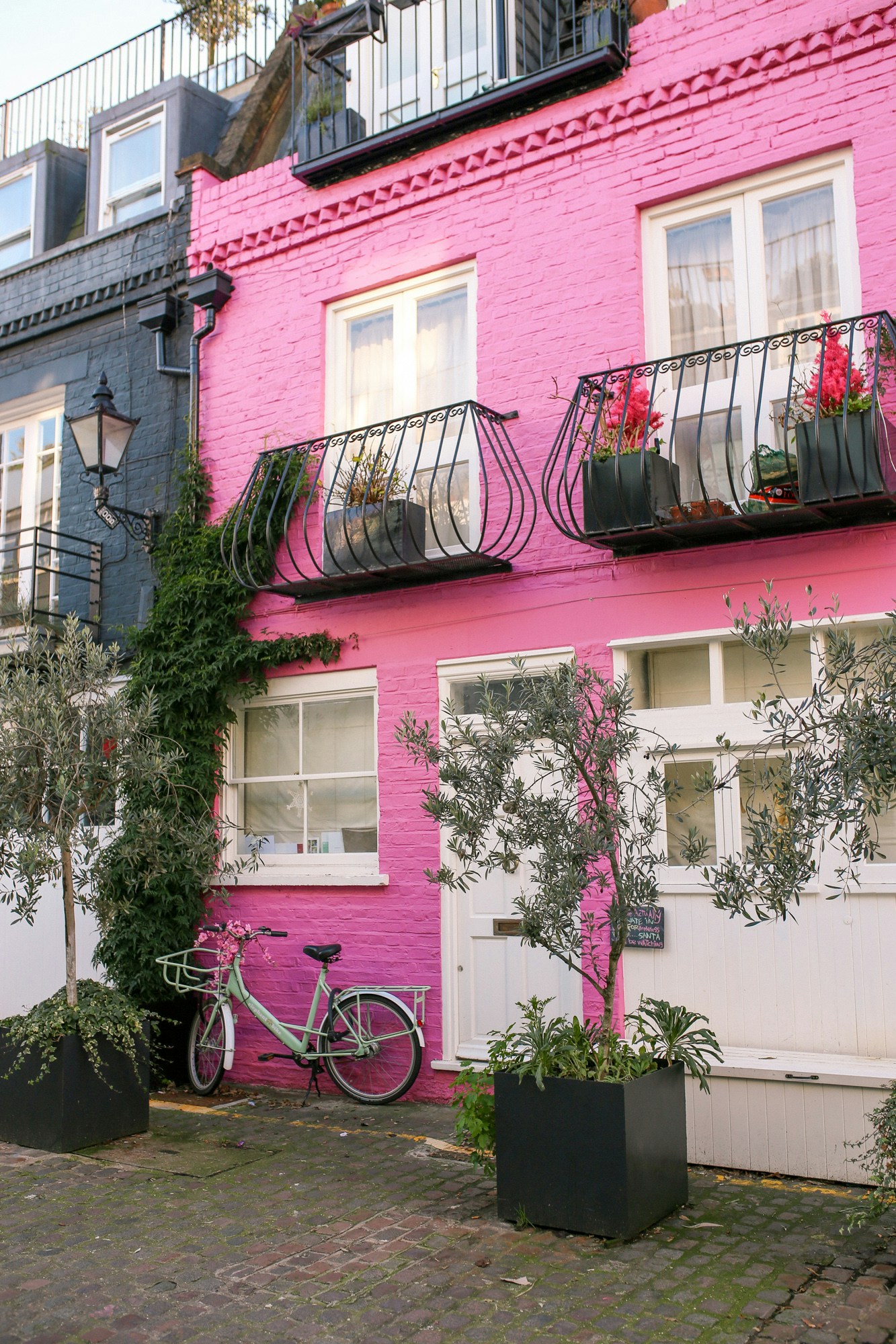 St. Luke's Mews - Love Actually Pink House in Notting Hill