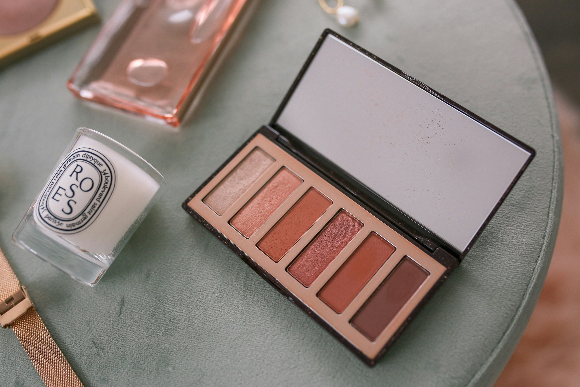 Charlotte Tilbury Darling Eyeshadow Palette Review: This eye palette contains 6 shades for two eye looks. The metallics are stunning, while the mattes are highly pigmented.