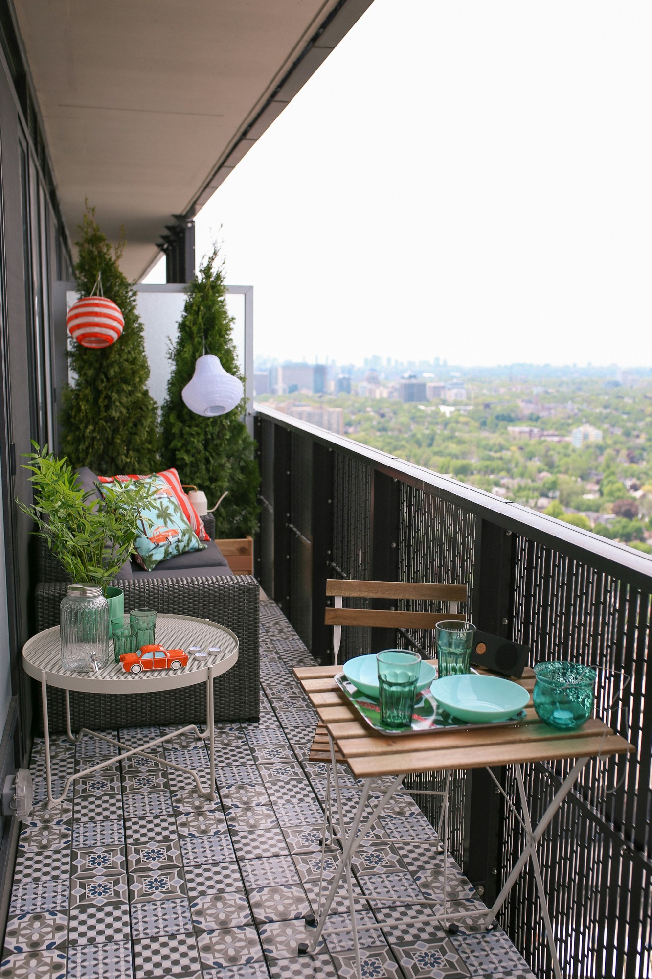 The IKEA Mällsten decking is a must have to personalize your apartment balcony. The Mallsten decking is super easy to install and is made of real porcelain tiles! It feels like I'm in Morocco or Lisbon!