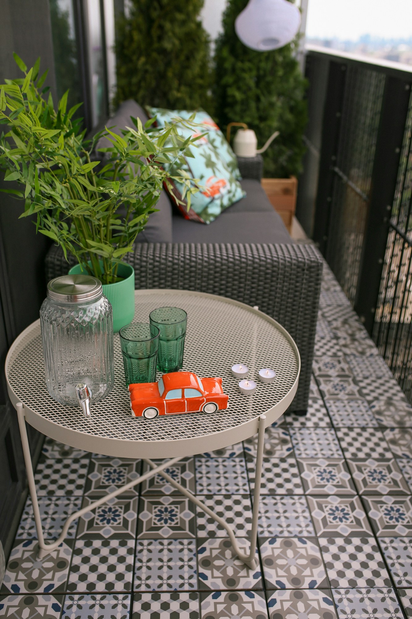 IKEA Patio Furniture Review - the best products for making your balcony a chic outdoor space. The Krokholmen metal coffee table from IKEA is very practical, sturdy and perfect for entertaining.