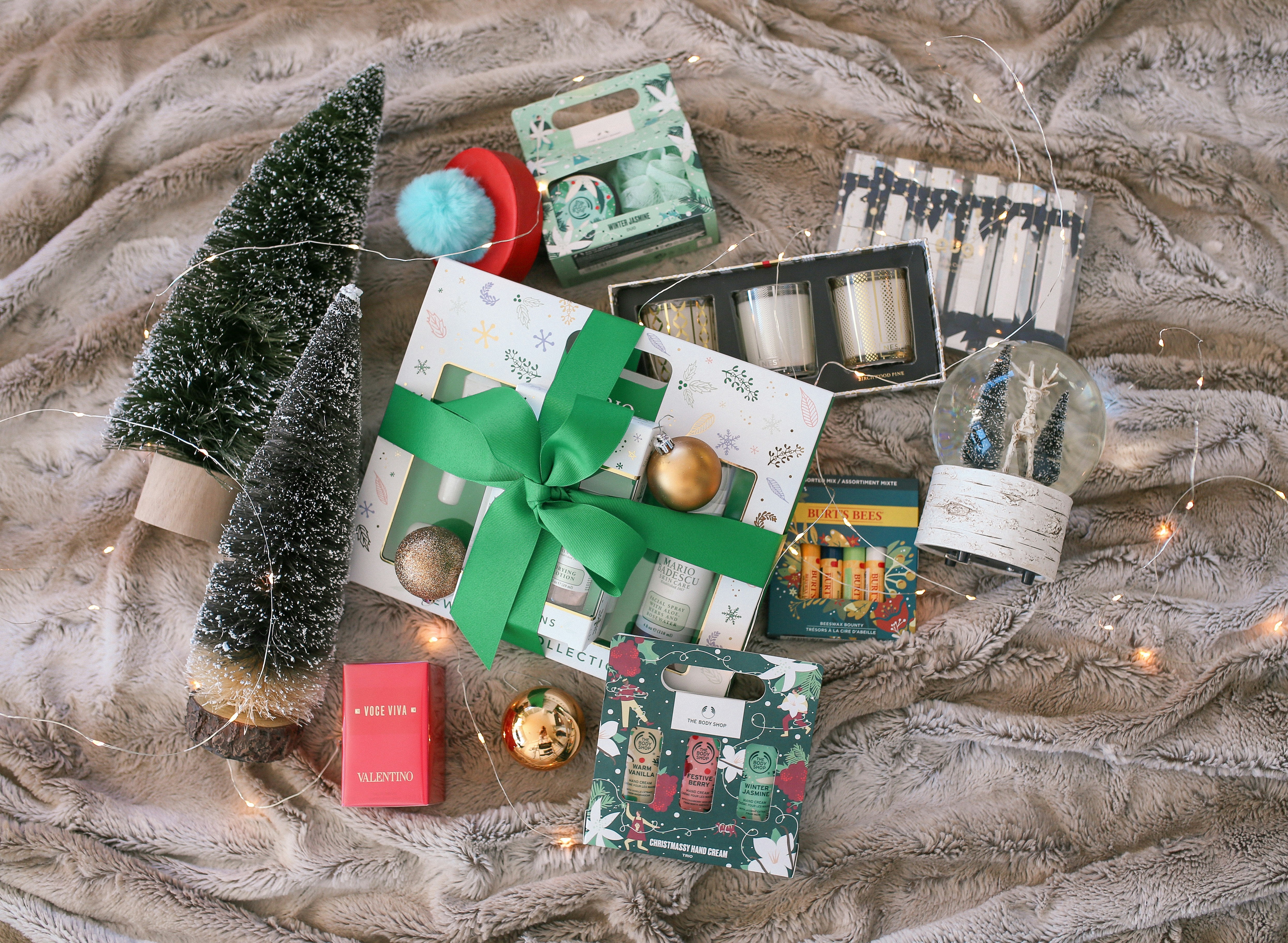 Christmas Beauty Gift Guide: The Best Beauty Gift Ideas for Christmas 2020: from gifts under $20 to cruelty-free beauty and Holiday candles.
