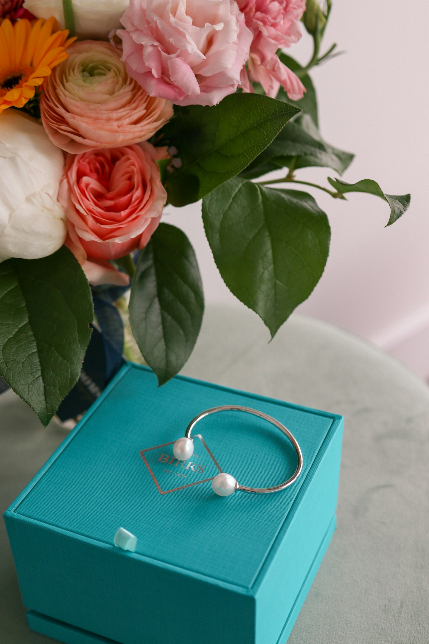 Gift Ideas for Law Students and New Lawyers: I've rounded up some of my favourite, timeless gift ideas for the lawyers in your life or law students. From pearl jewelry to the best places to find suits - keep reading for some inspiration!
