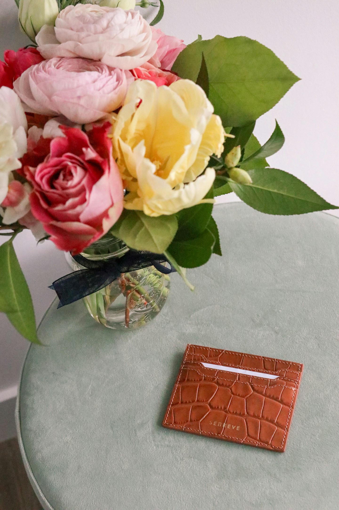 Senreve Carte Folio Dragon Chestnut card case review: this Made in Italy leather card case is perfect for mini bags or slipping into your pocket on a walk. It's also a gender neutral wallet and comes in many beautiful colours.